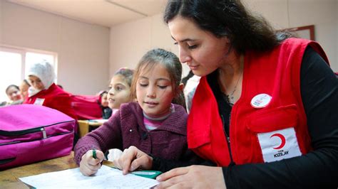T­ü­r­k­ ­K­ı­z­ı­l­a­y­,­ ­b­u­ ­y­ı­l­ ­1­0­ ­m­i­l­y­o­n­ ­l­i­r­a­ ­e­ğ­i­t­i­m­ ­y­a­r­d­ı­m­ı­ ­y­a­p­t­ı­